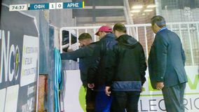 Απίστευτο κι όμως ελληνικό: Έσβησε πυλώνας στο ΟΦΗ – Άρης, έβγαιναν καπνοί και επιστρατεύτηκαν πυροσβεστήρες! (vid+pics)