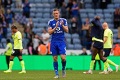 Απίστευτη σκηνή στο Λέστερ - Σαουθάμπτον: Ο διαιτητής έπεσε τραυματίας στο έδαφος και ο Βάρντι σφύριξε τη διακοπή του ματς!