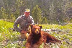 Πρώην σταρ του NFL πόζαρε με νεκρή αρκούδα και προκάλεσε θύελλα αντιδράσεων