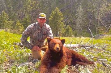 Πρώην σταρ του NFL πόζαρε με νεκρή αρκούδα και προκάλεσε θύελλα αντιδράσεων