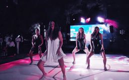 O εκρηκτικός χορός που χάρισε στον άντρα της μαζί με φίλες, η κόρη του Μπάνε Πρέλεβιτς, Άννα (vid)