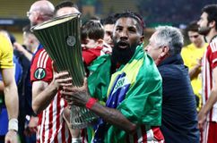 Ο Ροντινέι έκανε τατουάζ το τρόπαιο του Europa Conference League: «Κανείς δεν μπορεί να σβήσει την ιστορία»