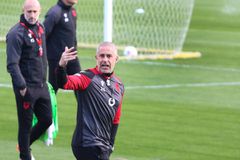 Πολιτικός της Αλβανίας θέλει να βοηθήσει τον προπονητή της εθνικής ομάδας της χώρας του για να κερδίσει τη Σερβία