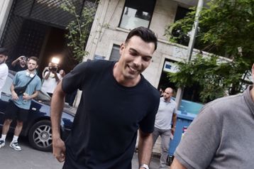 Όλα ανοιχτά για το μέλλον του Σλούκα στον Ολυμπιακό - «Καμία απόφαση» η ατάκα του διεθνή γκαρντ τη στιγμή της αποχώρησης του (vid)