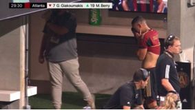 Ο Γιακουμάκης αποχώρησε τραυματίας από την αναμέτρηση της Ατλάντα με τη Φιλαδέλφεια