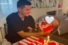 Τα πρώτα γενέθλια του Βρουσάι μαζί με τον γιο του