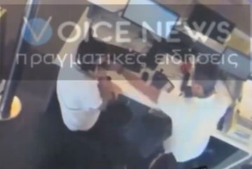 VIDEO: Το χαστούκι του πρώην υπουργού Αθλητισμού, Λευτέρη Αυγενάκη, σε υπάλληλο του αεροδρομίου