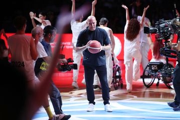 Show στο ημίχρονο της πρεμιέρας της Εθνικής, με τον Νίκο Γκάλη στο παρκέ του ΣΕΦ