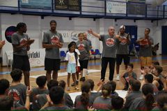 Ο Χάινς πήγε Μύκονο και μετέδωσε τις γνώσεις του σε παιδιά