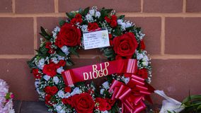 Θρήνος στο Άνφιλντ: Μεσίστιες οι σημαίες στο Άνφιλντ για τον θάνατο του Ντιόγκο Ζότα - Πλήθος κόσμου στο γήπεδο (vid)