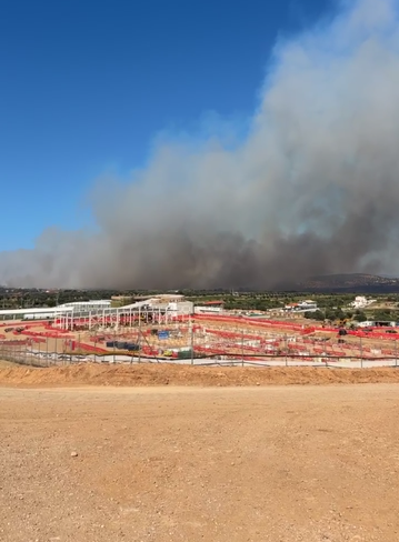 Φωτιά στη Ραφήνα: Μήνυμα του 112 – Κλειστή η Μαραθώνος