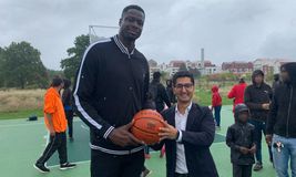 Ο Φαλ εγκαινίασε γήπεδο στη γειτονιά του που πήρε το όνομα του!