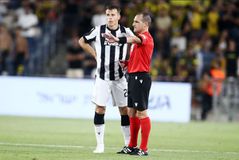 Κόκκινη κάρτα ο Αουγκούστο - Τρομερή απόκρουση στην εκτέλεση του πέναλτι από τον Κοτάρσκι!