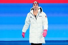 Γιατί οι κολυμβητές στους Ολυμπιακούς Αγώνες φορούν χοντρά μπουφάν πριν πέσουν στην πισίνα;