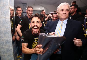 Το «αντίο» του Σιμόες στα γήπεδα, με έντονη... χροιά ΑΕΚ (vid)