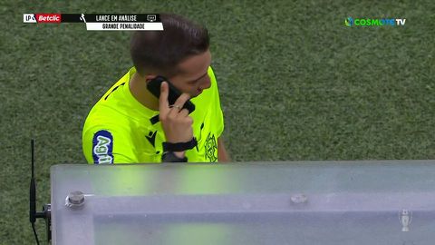 Απίστευτο σκηνικό στην Πορτογαλία: Διαιτητής επικοινώνησε με το VAR... μέσω τηλεφώνου! (vid)