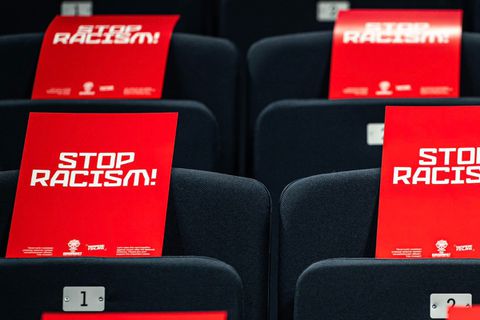 Γέμισε με χαρτόνια που γράφουν μήνυμα κατά του ρατσισμού το γήπεδο στο Τάμπερε (pics)