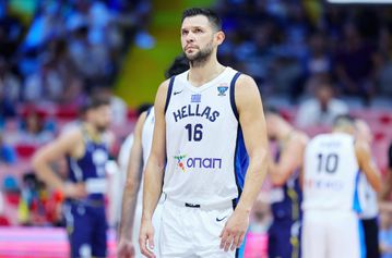 Παπανικολάου: «Είμαστε εδώ, φοράμε την ελληνική σημαία στο στήθος και αυτό σηματοδοτεί κάτι» (vid)