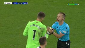 Εκπληκτικό σκηνικό: Ο διαιτητής του Σάλτσμπουργκ – Σοσιεδάδ πήρε πίσω το πέναλτι που έδωσε και ζήτησε «συγγνώμη» από τον τερματοφύλακα!