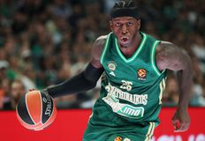 Ο Ναν πάτησε glass floor και στα ηχεία του T-Center έπαιξαν τα τραγούδια του! (vids)