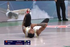 Τεράστια ανησυχία στη Φενέρμπαχτσε - Αποχώρησε υποβασταζόμενος για τα αποδυτήρια ο Μπράντον Μπόστον