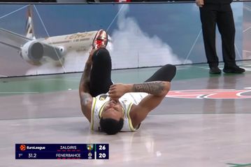 Τεράστια ανησυχία στη Φενέρμπαχτσε - Αποχώρησε υποβασταζόμενος για τα αποδυτήρια ο Μπράντον Μπόστον