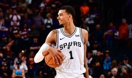 Ο Ουεμπανιαμά «κατάπιε» τους Σανς, νίκες για Σίξερς, Μάτζικ