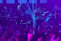 Επική στιγμή σε συναυλία του Κουρκούλη ανάμεσα σε φίλους του ΠΑΟΚ και τον τραγουδιστή (vid)