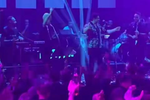 Επική στιγμή σε συναυλία του Κουρκούλη ανάμεσα σε φίλους του ΠΑΟΚ και τον τραγουδιστή (vid)