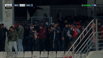 Η στιγμή που οι οπαδοί του Ολυμπιακού προσπαθούν να αποχωρήσουν από το γήπεδο