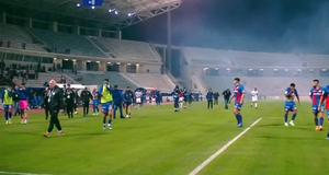 Δραματικές εικόνες στον Βόλο: Παίκτες έφευγαν χωρίς να μπορούν να αναπνεύσουν (vid)