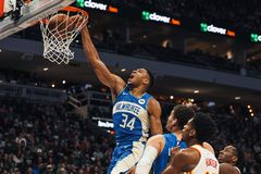 Ο Αντετοκούνμπο με το πρώτο triple double της σεζόν, οδήγησε τους Μπακς στη νίκη επί των Χοκς (vids)