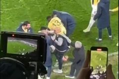 Τι έκανε πάλι ο Μουρίνιο! Έσυρε από την κουκούλα τον βοηθό του και δεν τον άφησε να πανηγυρίσει