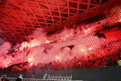 Σκηνές ζούγκλας: Οργανωμένοι οπαδοί επιτέθηκαν στην αποστολή της Νις