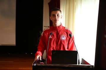 Ο Μουζακίτης βρέθηκε στα Εκπαιδευτήρια της Μητρόπολης Πειραιά - Αποθέωση από τον κόσμο