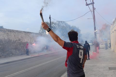 Χαμός στη Σύρο: Αποθέωση για τον Ολυμπιακό στον δρόμο προς το γήπεδο