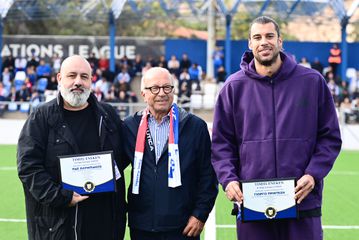 Η Ελλάς Σύρου βράβευσε Πρίντεζη και Καραπαπά