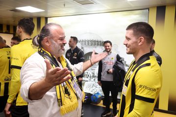 Η αγκαλιά του Ηλιόπουλου με τον Γιόβιτς πριν από το ματς της ΑΕΚ με τον ΟΦΗ