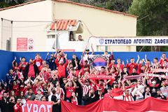 Επικό σκηνικό στη Σύρο: Φαντάροι έβλεπαν το Ελλάς Σύρου - Ολυμπιακός