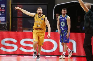 Με υπογραφή Στρέλνιεκς και Μίτσελ η ΑΕΚ πήρε προβάδισμα από την Τόφας (vid)