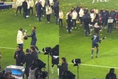 Απίθανος Εμπαπέ: Έτρεξε και άρπαξε το τρόπαιο για να πανηγυρίσει με τους συμπαίκτες του (vid)