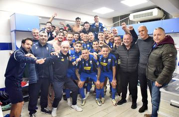 Το πάρτι των παικτών της Λαμίας στα αποδυτήρια μετά τον θρίαμβο κόντρα στον Ολυμπιακό (gallery & vid)