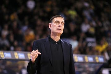 Ο Μπαρτζώκας χτύπησε... καμπανάκι: «Κάποιοι παίκτες όταν παύουν να είναι σοβαροί, θα βγαίνουν από το γήπεδο»