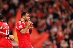 Ο Παυλίδης αποθεώνεται από την «A Bola» μετά το χατ-τρικ του