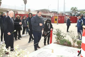 Ολυμπιακός: Σύσσωμο το ποδοσφαιρικό τμήμα και ο Βαγγέλης Μαρινάκης τίμησαν τα θύματα της Θύρας 7