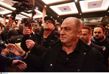 Ο Τερίμ κοίταζε εκστασιασμένος το πλήθος που αποθέωσε την αποστολή