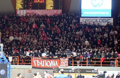 Παρατήρηση των διαιτητών στους οπαδούς του Ολυμπιακού για υβριστικό σύνθημα κατά του Γιαννακόπουλου