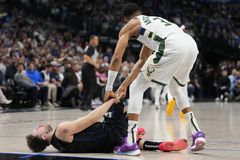 Ο Αντετοκούνμπο χτύπησε κατά λάθος δύο φορές τον Ντόντσιτς - Μία στο στομάχι και μία στον αστράγαλο (vids)