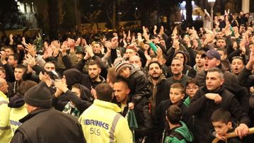 Οι οπαδοί του Παναθηναϊκού μετέτρεψαν σε Λεωφόρο το ξενοδοχείο της αποστολής