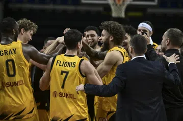 Η αποθέωση του Σάκοτα στους παίκτες και οι πανηγυρισμοί στα αποδυτήρια